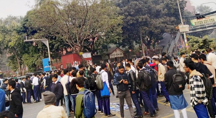 সাকিবুল হত্যার বিচার দাবিতে ফার্মগেট অবরোধ তেজগাঁও কলেজ শিক্ষার্থীদের